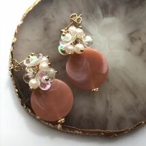 ハンドメイド 　お花とパールビーズとフラットラウンドのアクリルビーズのスタッズピアス　くすみピンク_画像1