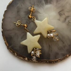 ハンドメイド 　アクリルの星ビーズと小さなビーズのスタッズピアス