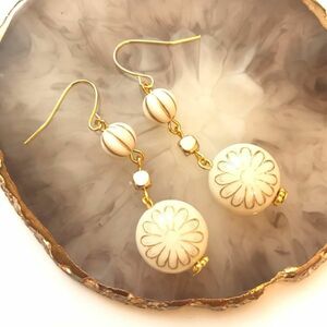 ハンドメイド 　お花模様入り白ののアクリルビーズのピアス