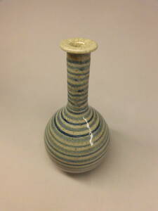 (.) Imari blue and white ceramics wheel line crane neck 7 . sake bottle 