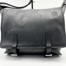 1円【入手困難品】LOEWE ロエベ ショルダーバッグ メッセンジャー アナグラム レザー 本革 ブラック 黒 A4◎ 斜め掛け◎ ロゴ型押し メンズ_画像2