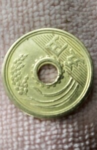 昭和33年5円そこそこの穴ズレ。そこそこの穴ズレです。拡大してよく確認し、入札お願いします。