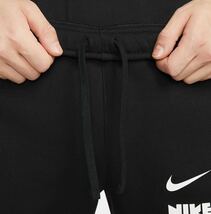 新品 送料込 NIKE CLUB+ BB M LOGO CF PANTS Mサイズ 黒 ナイキ クラブ ロゴ スウェット パンツ 裏起毛 フリース テーパード ジョガー_画像2