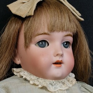 全長44cm小柄で青い瞳の可愛らしいお人形です/ハインリッヒハンドベルク/HANDWERCK/アンティークビスクドール/スリープアイ/オープンマウス