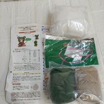 100円～ 6 フェリシモ 手芸キット■12ヵ月かわいい動物たち編みぐるみ・くまちゃんガエルの雨やどり_画像1