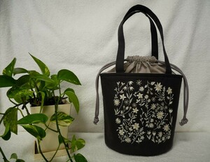 送料込　新品　手刺繍　バケツ型巾着ミニトートバック　お花 チャコール　ハンドメイド