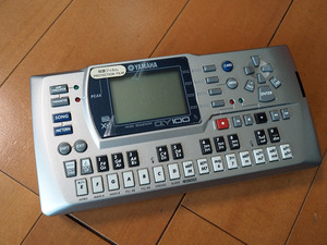 YAMAHA QY100 MUSIC SEQUENCER (中古品・美品) 元箱・電源アダプター付き