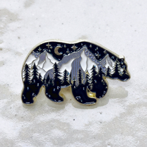 熊の中の大自然　夜の森　ヒグマ　山◆ピンバッジ　ピンズ　バッチ　ブローチ◆ベア　羆　アウトドア　ネイチャー_画像2