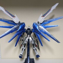 MG 1/100 フリーダムガンダム Ver.2.0 フルバーストモード スペシャルコーティングVer. 完成品 メタルパーツ使用_画像5