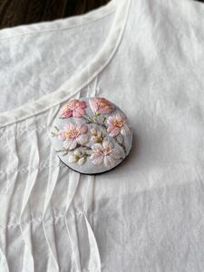 【冬桜】megu0582 ボタニカル刺繍　ブローチ・ペンダントトップ　ハンドメイド　手刺繍　和花　さくら