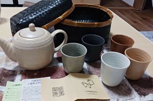 未使用品『急須 湯呑みセット 茶漉付き 湯呑み5点 籐かご付き』龍峰銅 岐阜県 三洋陶器株式会社 お茶 ポット コップ 茶器 5客