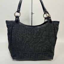 2311-23-5｜美品｜FENDI フェンディ ハンドバッグ ジャガード レザー ブラック ズッカ ロゴチャーム_画像3