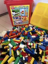 LEGO　レゴ　赤いバケツにバラ寄せ集めのブロック+フィグまとめて　中古_画像3