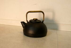 ▲(R512-B348)鉄瓶 真鍮摘み 1800g ヤカン 希少 アンティーク インテリア 当時物 コレクション 骨董品