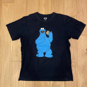 KAWS Sesame Street カウズ セサミストリート クッキーモンスター 半袖 Tシャツ Mサイズ コラボ 別注 限定 UT ユニクロ ネイビー 紺色 レア