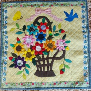 Art hand Auction tapiz con apliques de cesta de flores, de coser, bordado, Producto terminado, otros