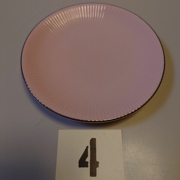 (4)金縁ピンク色陶器小皿 径135mm