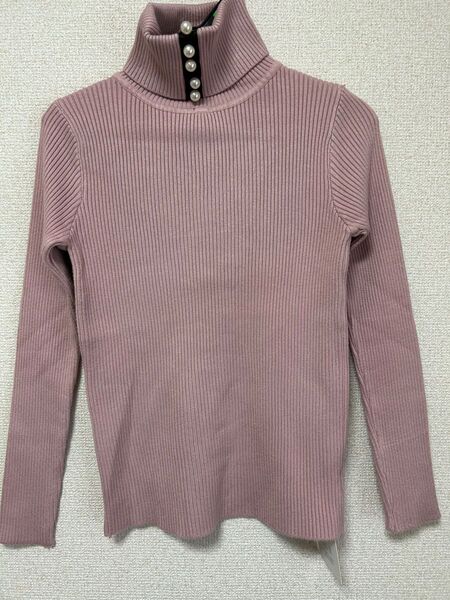 新品 今季 首パール バックシャン タートルネックリブニット ピンク