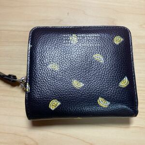 マークバイマークジェイコブス　MARC BY MARC JACOBS 財布　レザー　ブラック　レモン柄　二つ折り　ラウンドファスナー　コンパクト