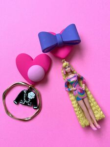 Barbie ピンク大好き女の子のピアス 黒のジャケット