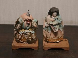 とてもかわいい猩々と女性の置物 日本人形 台に銘があります n338