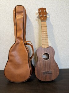 Famous UKULELE No.60 フェイマス ウクレレ ソフトケース付き　弦楽器　Y523