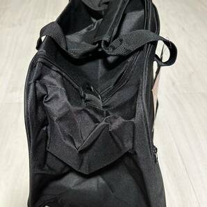 YR9)シューズ収納 ボストンバッグ バッグ 黒 タグつき ブラック 肩ひもあり 大容量 靴入れ すスポーツバッグ ショルダーバッグ の画像2
