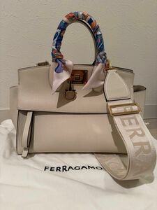 元旦値下げ))FERRAGAMO STUDIO SOFT BAG