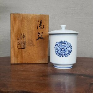 本願寺? 【湯椀】 染付 湯呑み 茶碗 蓋付茶碗 蓋付湯呑み 茶器 煎茶器 陶器 焼き物 時代器 和食器 骨董 美術品 木箱付【60t3198】