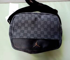 新品 販売店舗限定 タグ付き JORDAN BRAND MONOGRAM MINI MESSENGER BAG DK SMOKE GREY ジョーダン モノグラムメッセンジャーバッグ 正規品