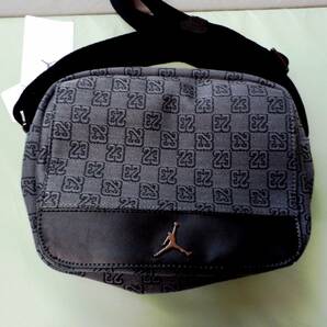 新品 販売店舗限定 タグ付き JORDAN BRAND MONOGRAM MINI MESSENGER BAG DK SMOKE GREY ジョーダン モノグラムメッセンジャーバッグ 正規品の画像1