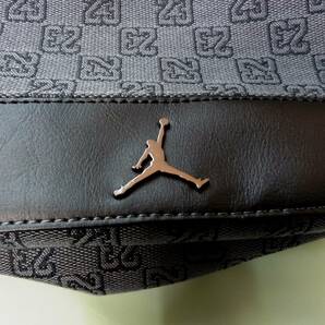 新品 販売店舗限定 タグ付き JORDAN BRAND MONOGRAM MINI MESSENGER BAG DK SMOKE GREY ジョーダン モノグラムメッセンジャーバッグ 正規品の画像4