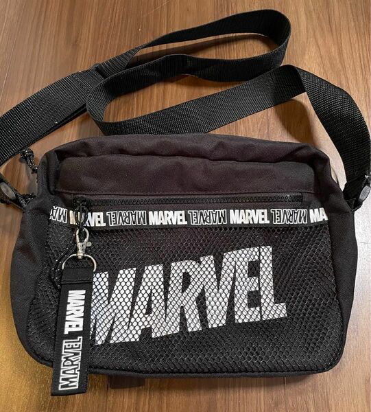 MARVEL　ショルダーバッグ　黒