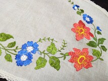 フランス　骨董市　ブロカント　麻生地に鮮やかな赤と青いお花の素敵な手刺繍　オーバル形ドイリー_画像6