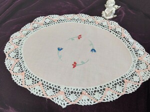 フランス　骨董市　ブロカント　ピンク色のコットン生地にお花の手刺繍と縁周りには２色のボビンレースを施したオーバル形ドイリー