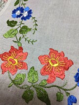 フランス　骨董市　ブロカント　麻生地に鮮やかな赤と青いお花の素敵な手刺繍　オーバル形ドイリー_画像3