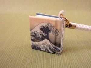 『北斎 神奈川沖浪裏 富嶽三十六景 ② 』 の「豆ノート・ストラップ・お守り」　1.8㎝×2,1㎝ 100ペ－ジ・布張り上製本◎京都手作りお散歩