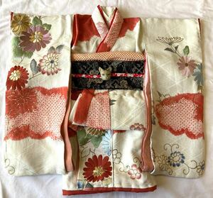 人形の着物(15号相当) 大振袖 ビンテージ絹綸子・白緑色地、刺繍、しぼり、菊 半襦袢/帯/帯揚げ/帯締め/猫の帯留め付き 送料無料