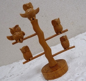 (☆BM)木製 幸福朗④SHIN OWL 木彫り 白檀 高さ14.8㎝ ふくろう 5羽 梟 ミミズク 動物 置物 オブジェ 縁起物 鳥 フクロウ 木彫り