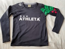 アスレタ★130★長袖シャツ★黒・左袖マーク★右肩ロゴマーク★背中ビッグマーク★ATHLETA　athleta _画像1