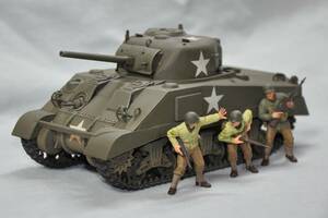 タミヤ 完成品 1/35 アメリカ軍 Ｍ4 シャーマン 戦車 初期型 ＆ アメリカ軍 歩兵 フィギュア ４体 マスターワークコレクション Sherman