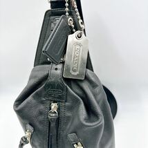 1円 【美品】 COACH コーチ トンプソン ボディバッグ レザー 黒 ブラック ショルダーバッグ スリングバッグ チャーム付き メンズ _画像7