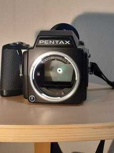 ペンタックスの645セミプロ用中判カメラです。専用純正レンズ二本と純正ストロボ。