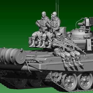 1/144レジンキット 剛性レジン 未塗装 ロシア軍  兵士フィギュア4体 座り姿 (戦車別売)ワールドタンクミュージアム【同梱可能】0720の画像1