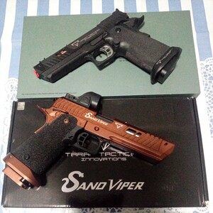 【中古・動作品・送料無料】①EMG TTI2011 Pit Viper ②ARMY ARMAMENT SAND VIPER ガスブローバック２丁合わせて。１８歳以上用となります