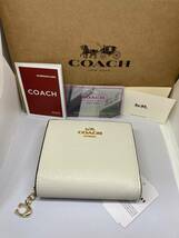 ☆新品未使用　正規品　COACH　コーチ　C2862　二つ折り財布　Cチャーム　スナップ　 スモールウォレット　ラウンドジップ　チョークIMCHK_画像1