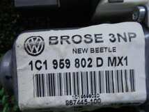 2EX4122 AA5-3)) フォルクスワーゲン ニュービートル ABA-9CBFS 純正 ドアレギュレーターモーター左　1C1959802_画像2