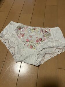 triumph トリンプ 白色　TR316 フロント刺繍 未使用タグ無しです。 Ｌサイズ ヒップハング