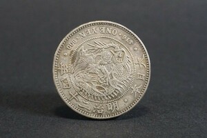 (75)収集家旧蔵品! 日本貨幣 新1円銀貨 小型 明治24年◆真正品◆M24 明瞭ウロコ 近10A 一圓一円 古銭近代銭硬貨状態良好mi