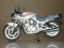 エフトイズ、ヴィンテージバイクキット1/24サイズ、スズキGSX1100Sカタナ【刀】1990年SL型完成品。送料は無料！_画像2